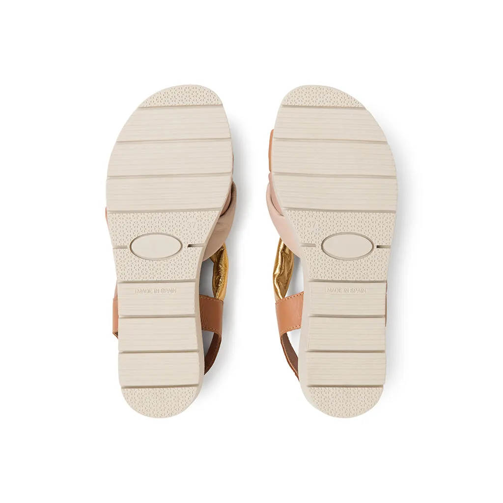Suecos Blomma sandali oro con zeppa