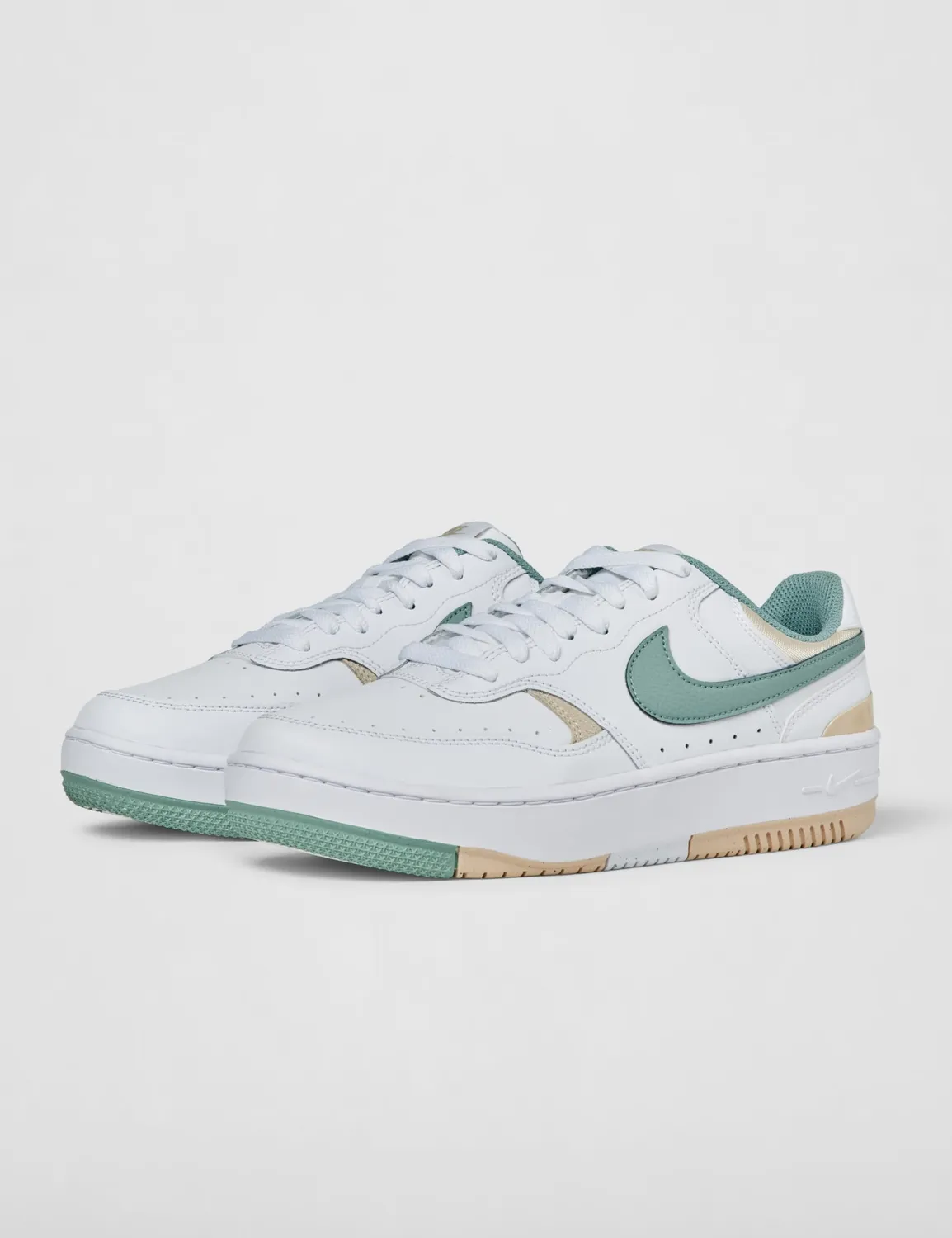 Nike Gamma Force sneakers donna basse pelle piattaforma