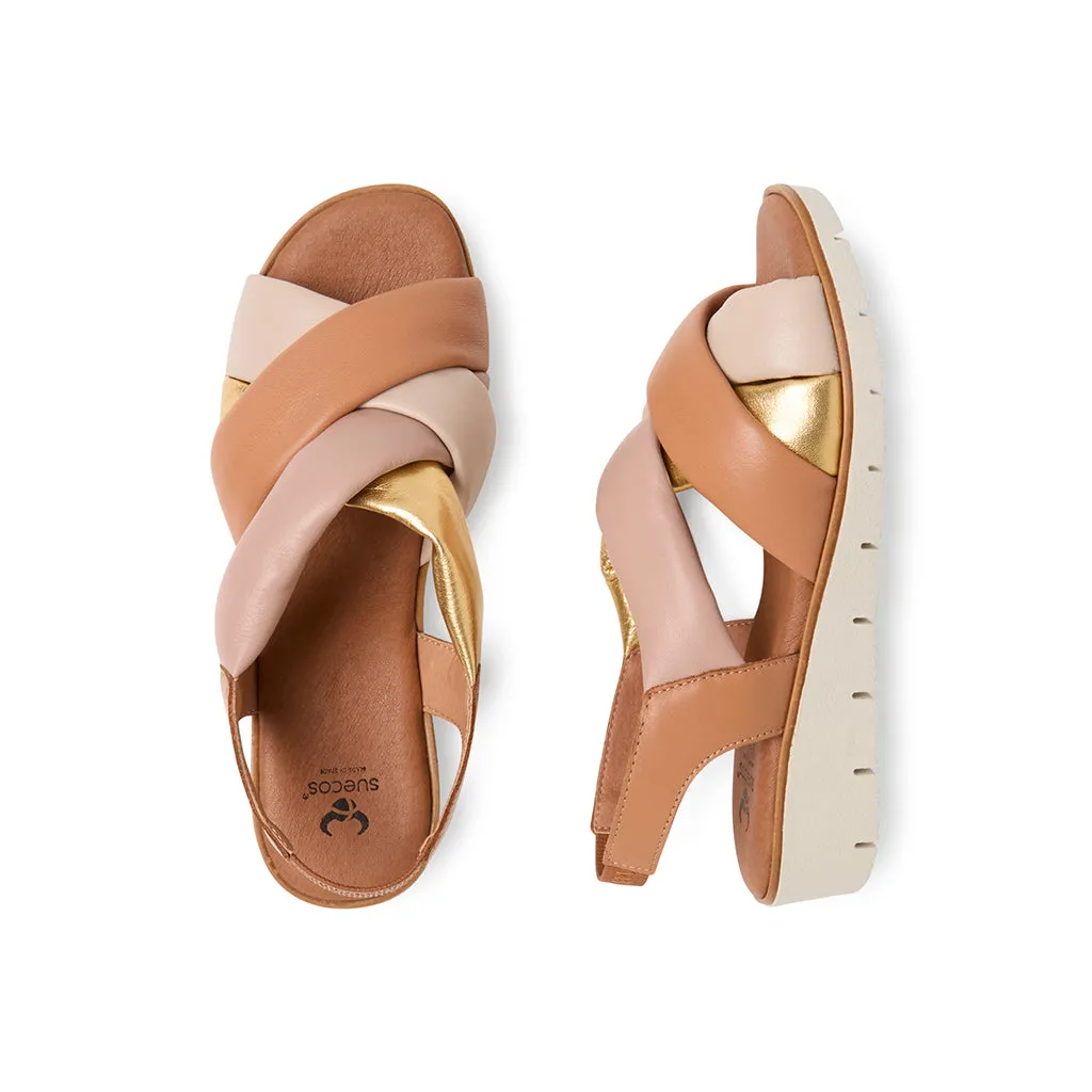 Suecos Blomma sandali oro con zeppa