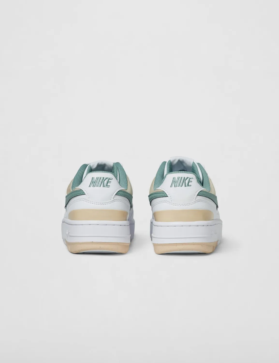 Nike Gamma Force sneakers donna basse pelle piattaforma