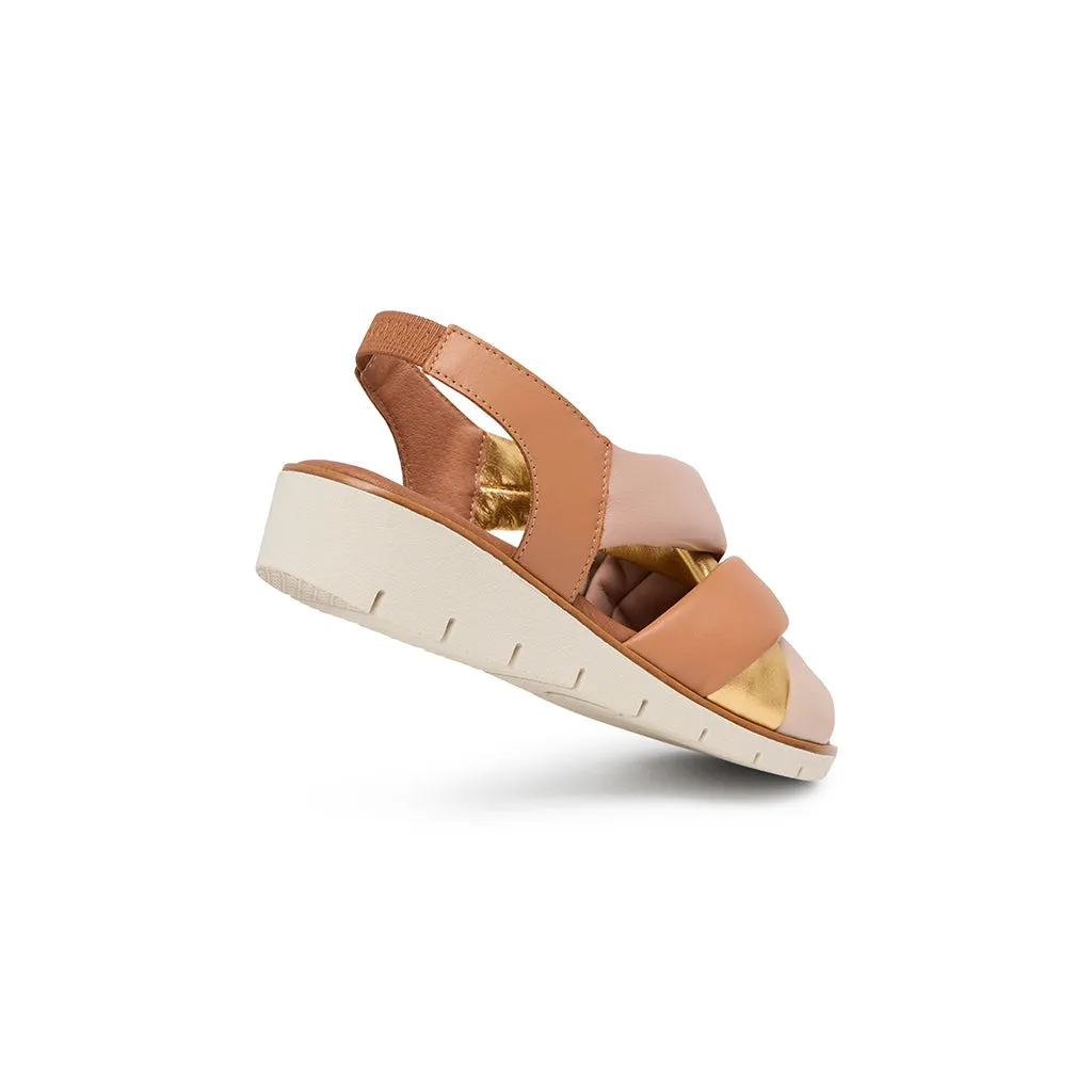 Suecos Blomma sandali oro con zeppa